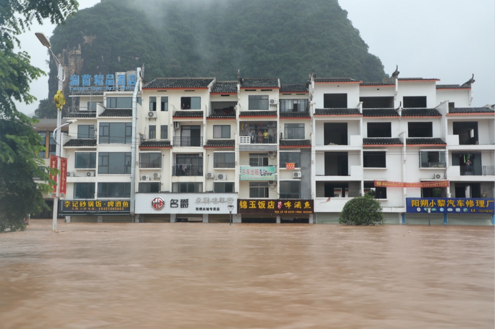 廣西受到連日暴雨衝擊，造成桂林、陽朔等多城鎮淹大水。（湯森路透）