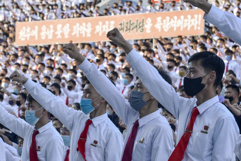 北韓青年與學生參與集會，抗議脫北者發送指責領導人金正恩的傳單。（湯森路透）
