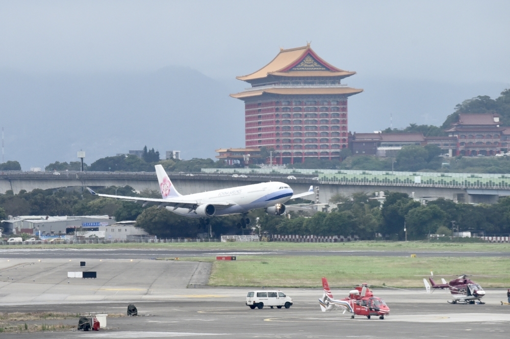 交通部指出，正研議增開兩岸航線六航點，第一階段供客機載貨，第二階段將全面開放載客，但目前時間表未定。（資料照片／張文玠攝）