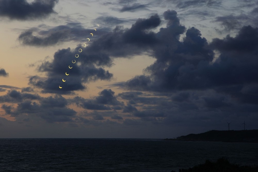 2020年天文盛事「日環食」即將在6月21日登場。圖為2012年5月21日在台灣拍攝日環食組合畫面。（取自台北市立網路天文館官網）
