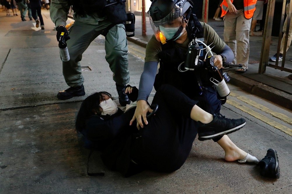香港民主派民眾在反送中一周年遊行中遭捕。（湯森路透）