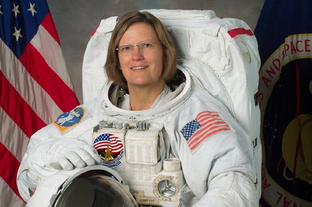 蘇莉雯（Kathryn D. Sullivan）成為全球第一位成功完成太空漫步、深潛「挑戰者深淵」的探險家。（取自NASA）