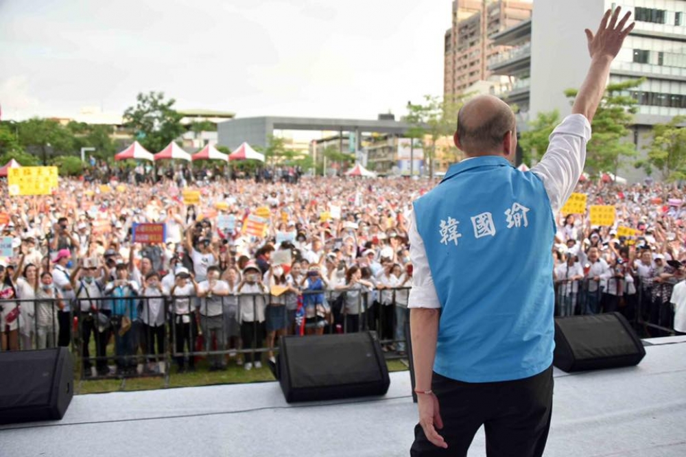 高雄市長韓國瑜11日正式揮別港都，現場萬人擁戴淚別，韓流「翻轉高雄」的政治奇蹟告一段落。（取自韓國瑜臉書）