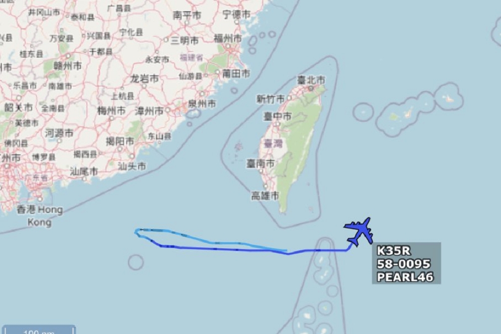 推特帳號「golf9」貼出圖片指出，12日上午有一架美軍空中加油機經巴士海峽飛入南中國海。