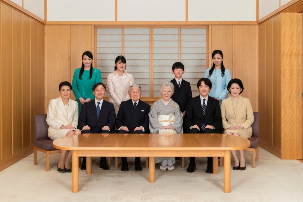 日本皇室直系成員合照：（前排由左至右）皇太子妃雅子、皇太子德仁、明仁天皇、美智子皇后、文仁親王與紀子妃；（後排立者）真子、愛子、悠仁與佳子。（湯森路透）