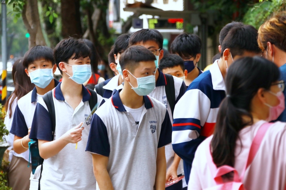 高雄市某所學校驚傳一個班級有15名學生，出現疑似上呼吸道群聚感染事件；圖僅為示意，非新聞當事人。（資料照片／實習記者 趙先竣攝） 