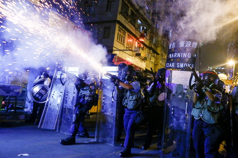 2019年8月，香港警方向示威者發射「催淚煙」。（湯森路透）