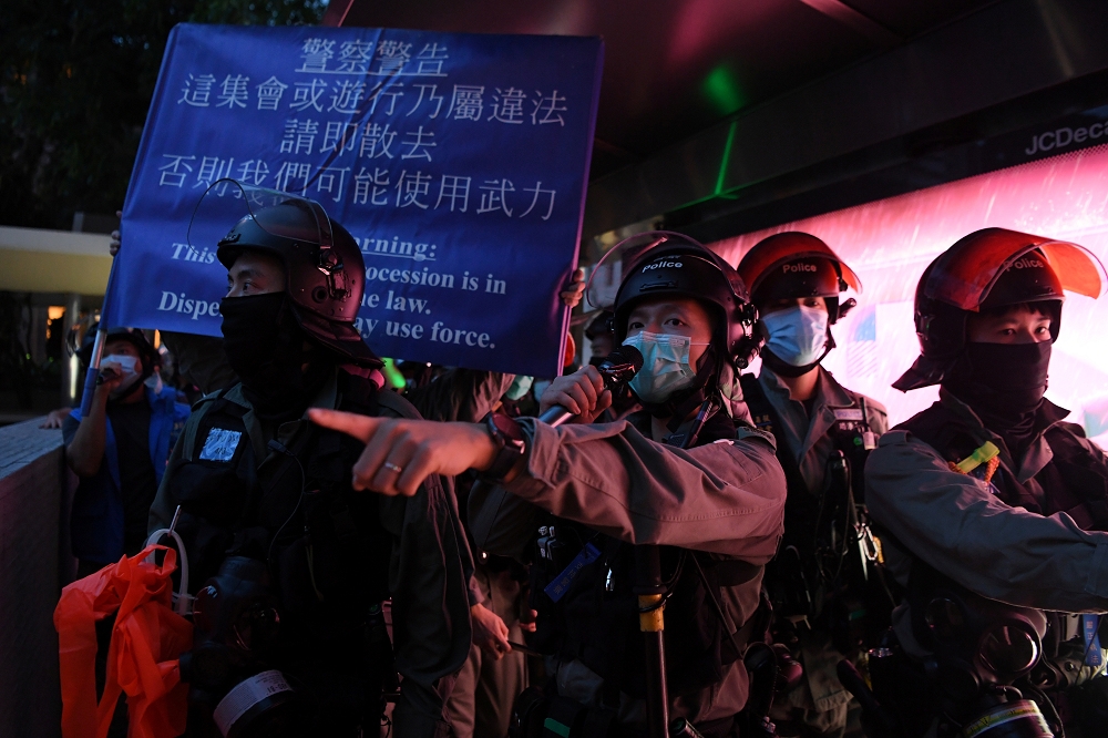 北京制定「港版國安法」進入倒數階段，正值「反送中」運動一週年之際，香港街頭再現警暴及濫捕行為。（湯森路透）