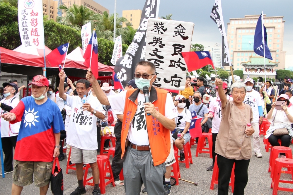 挺韓團體13日下午在凱道遊行，原本預計會有2000人參加，但現場一度只有100多人，比警方出動的350人還少。（王侑聖攝）