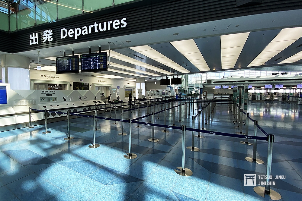羽田機場過去滿是出國返國觀光客的出境大廳，現在只剩下工作人員。（陳威臣攝）