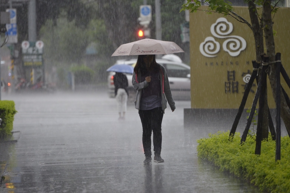 氣象局表示，由於鋒面逐漸靠近台灣北部，可能會發生「二度入梅」的現象。（資料照片／李智為攝）