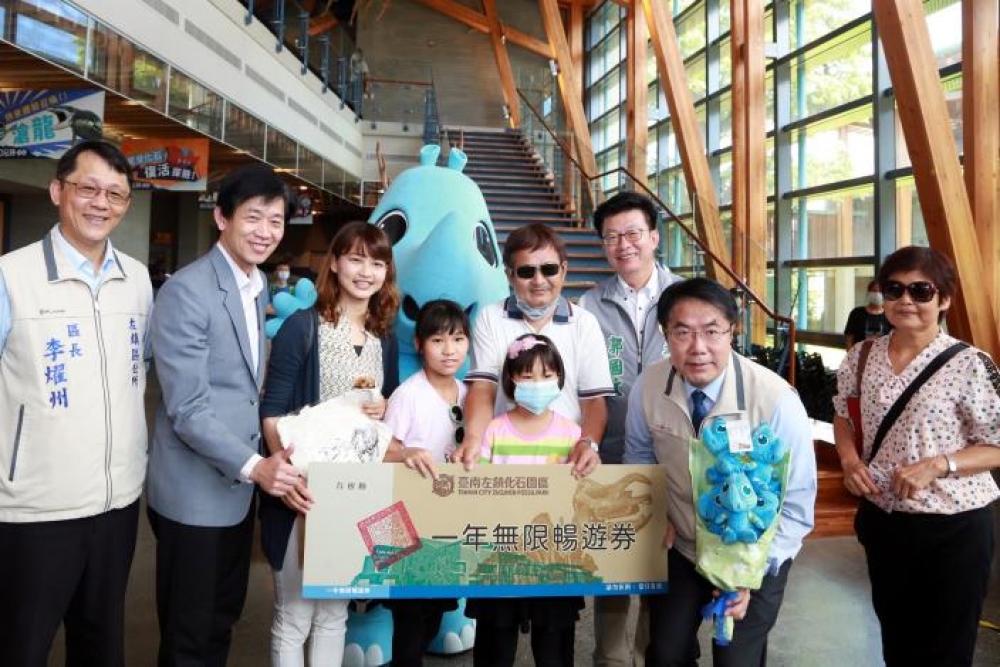 台南市長黃偉哲今（14）日特別出席「2020我愛你－52萬名探險家達陣」活動，在場見證並頒贈「1+1一年無限入園年票」給來自嘉義一家五口。(台南市政府提供)