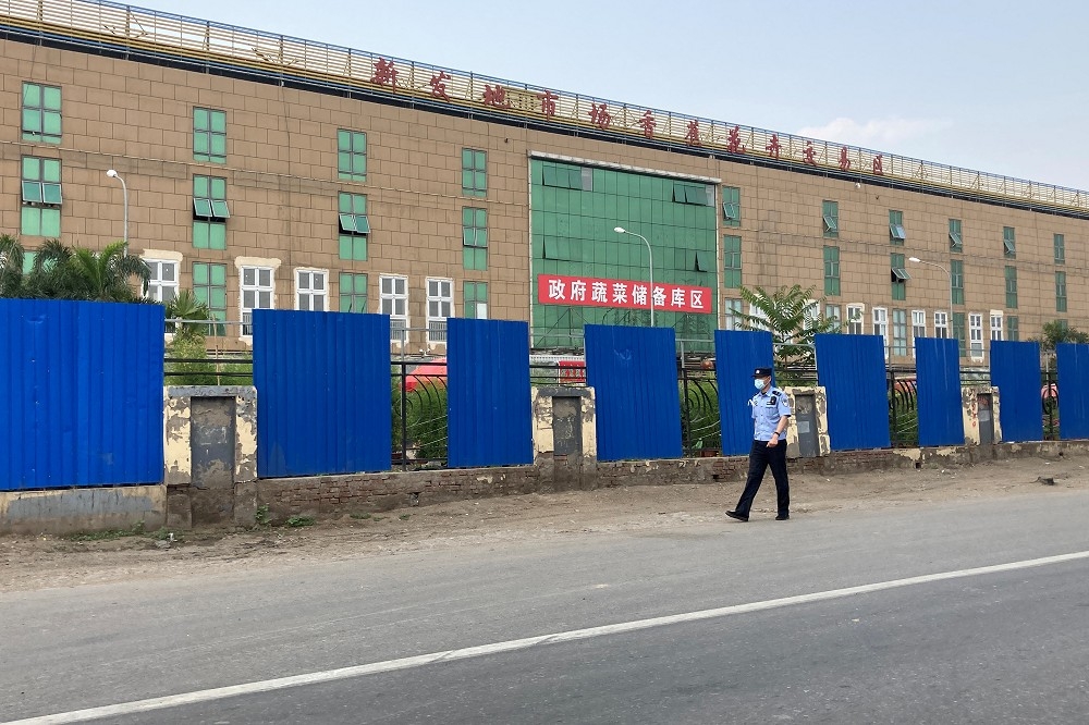 北京近日爆發的確診病例都與新發地市場有關。（湯森路透）