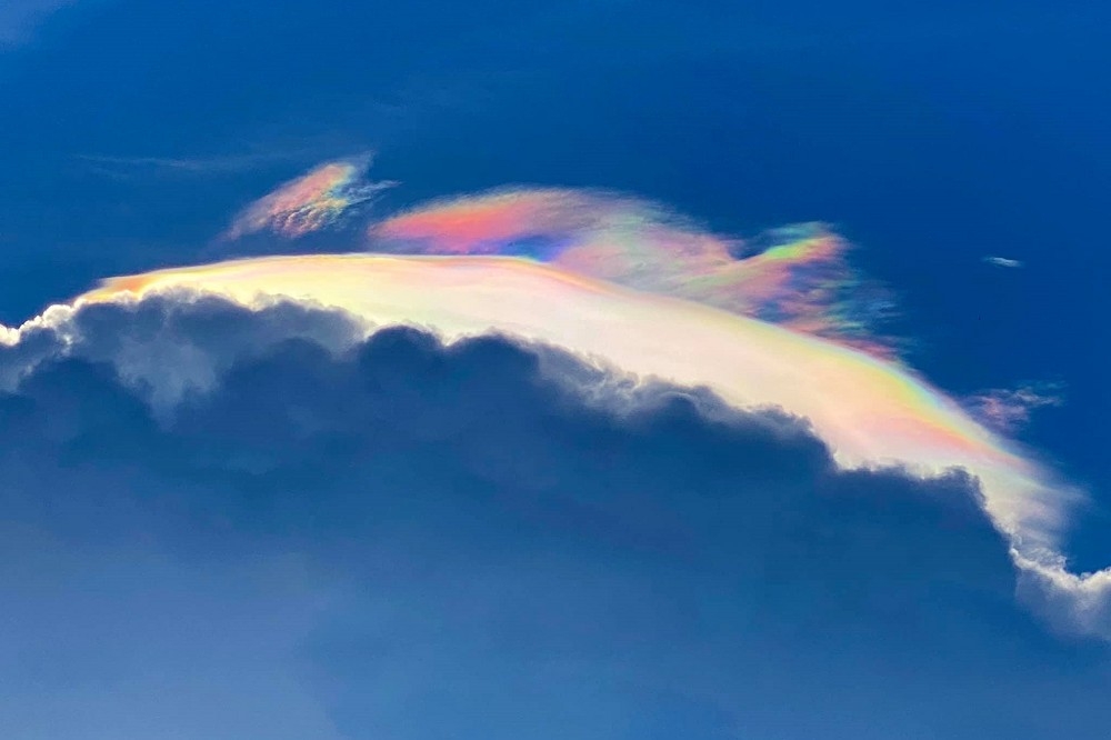 宜蘭於14日傍晚5時出現炫目奪人的彩虹雲，景色之美令人嘖嘖稱奇。（取自蘭陽博物館館長陳碧琳臉書）