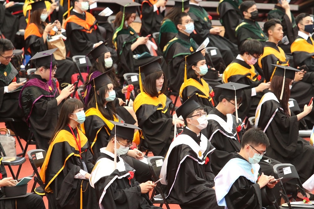 畢業季來臨，新鮮人即將踏入職場，為復甦就業市場，勞動部15日宣布開辦「青年就業獎勵計畫」，圖為台灣大學畢業典禮。（資料照片／王侑聖攝）