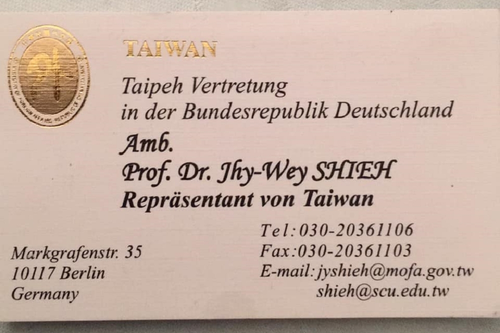 圖為駐德代表謝志偉在名片印上燙金的「台灣」字樣。（取自謝志偉臉書粉絲專頁）