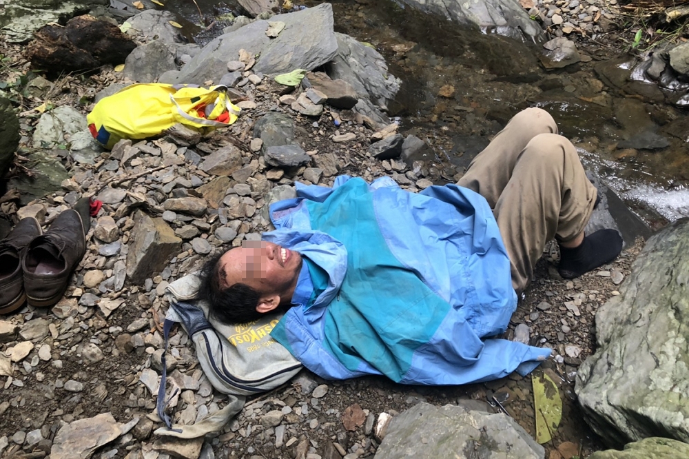 搜救人員16日終於尋獲登山失聯的屏安醫院副院長楊欣正，尋獲時頭部有撕裂傷，但意識仍清楚。（翻攝）