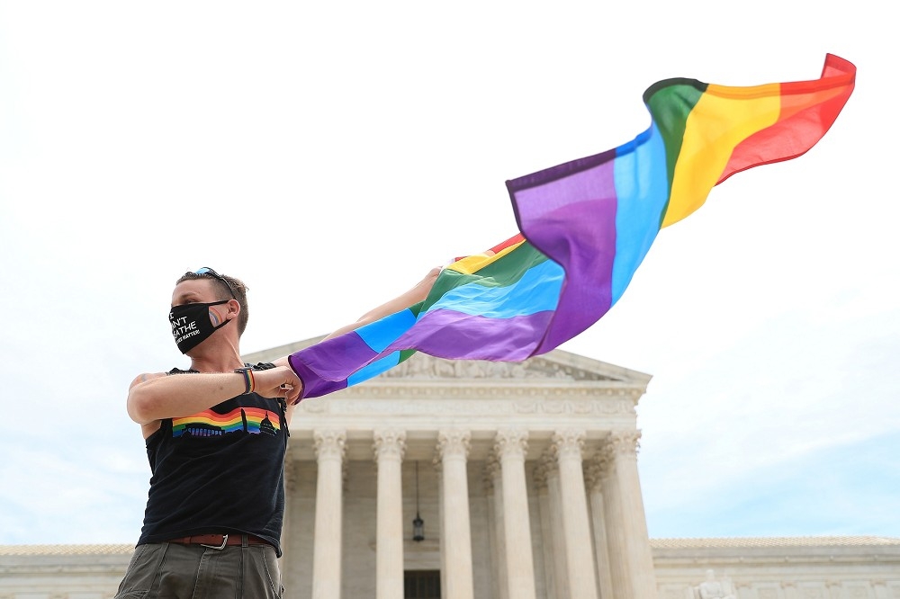 美國聯邦最高法院認定：「任何勞工單純因為其同性戀性傾向或性別認同而遭到雇主解僱，其雇主行為都將構成聯邦民權法第7章禁止基於『性別』所為的就業歧視。」（湯森路透）