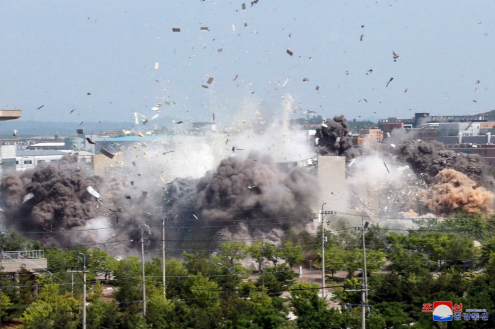 北韓朝中社公佈炸毀「南北聯絡辦公室」瞬間畫面。（湯森路透）
