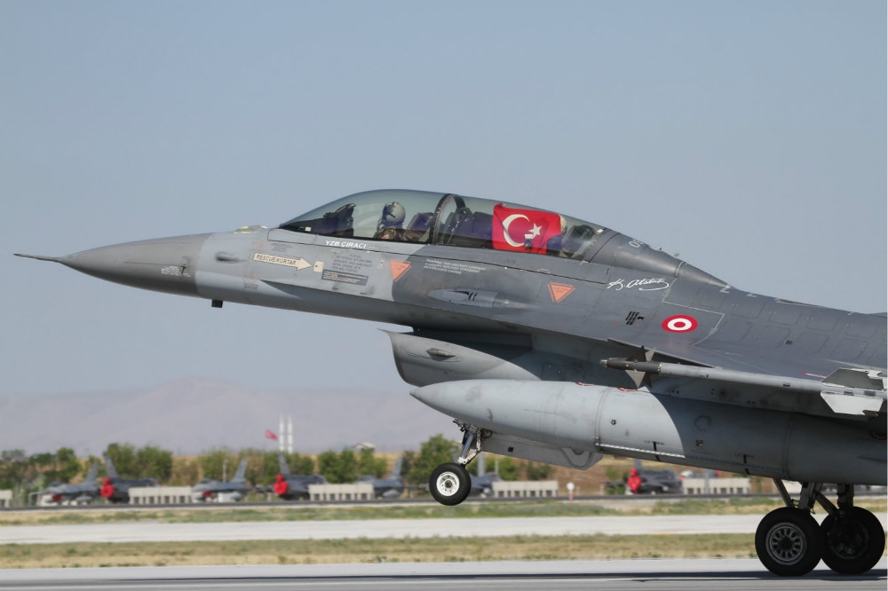 以剿滅恐怖份子為由，土耳其派出戰機和空降部隊「進入」伊拉克北部。（圖片取自土國國防部）