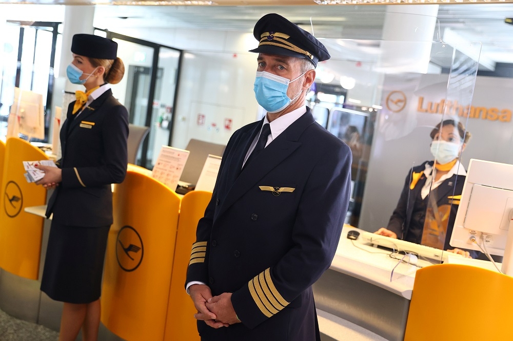 德國法蘭克福機場漢莎航空（Lufthansa）面戴口罩。（湯森路透）