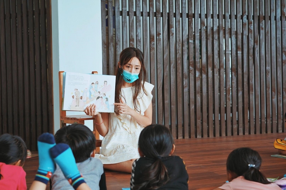 藝人隋棠最近在屏東縣某國小擔任「蝴蝶朵朵」繪本的種子講師，教導孩子保護自己及身體自主權，不過卻意外引發討論。（取自隋棠臉書）