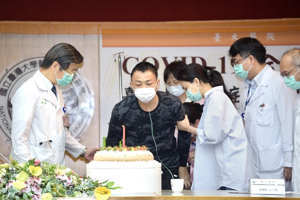 台大醫院18日為新冠肺炎重症康復者A先生（中）舉行「慶生記者會」。（張哲偉攝）