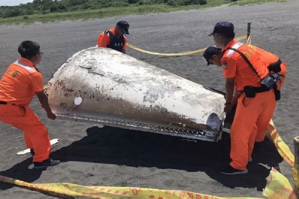 宜蘭民眾16日在永鎮沙灘上發現一個不明的金屬錐狀物，立刻通報礁溪警分局，海巡人員也隨即封鎖現場，並將殘骸運至安檢所。（海巡署提供）