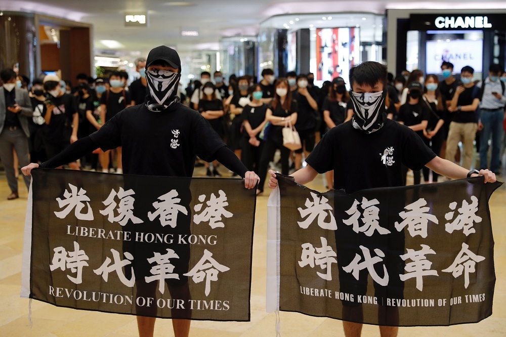 中國政府具有爭議的強推港版國安法，引起香港市民上街抗議。（湯森路透）
