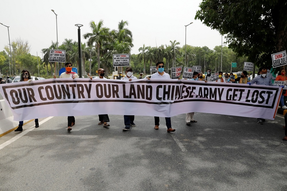 印度民眾抗議中國解放軍的行為。（湯森路透）