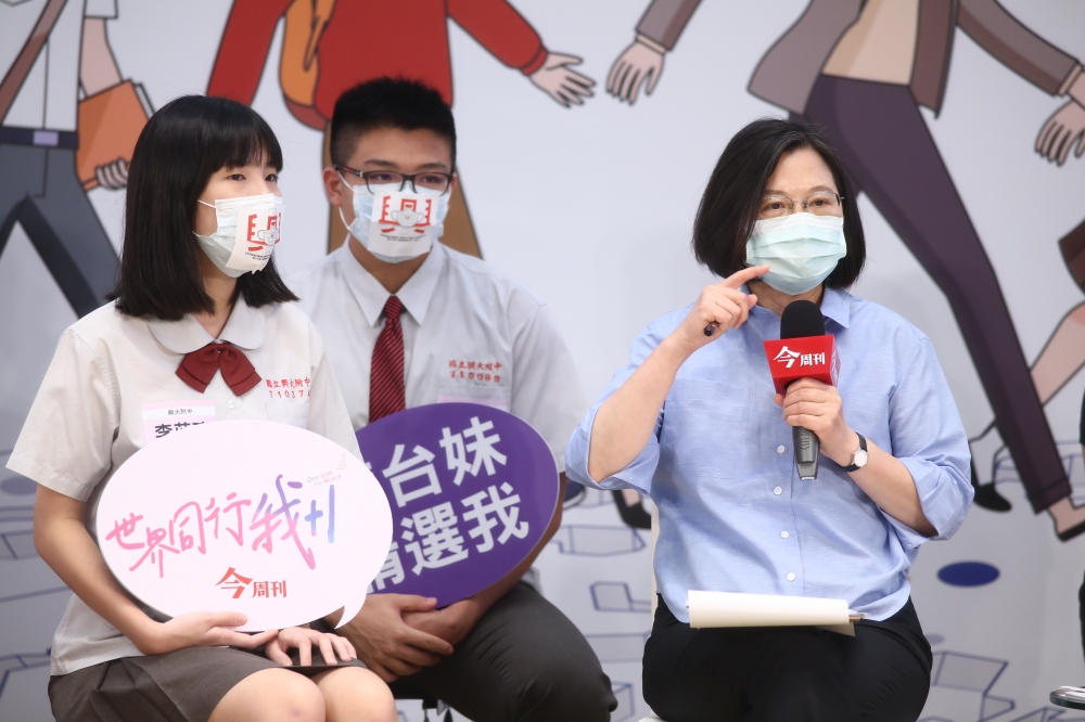 蔡英文總統21日下午出席《今周刊》舉辦的「小英總統與高中生面對面論壇」，和台灣青年學子交流。（今周刊提供）