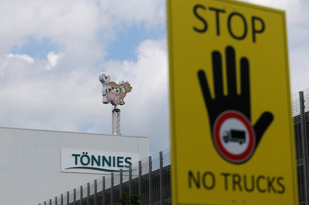 德國肉品加工業者托尼斯的屠宰場爆發千人集體感染。（湯森路透）