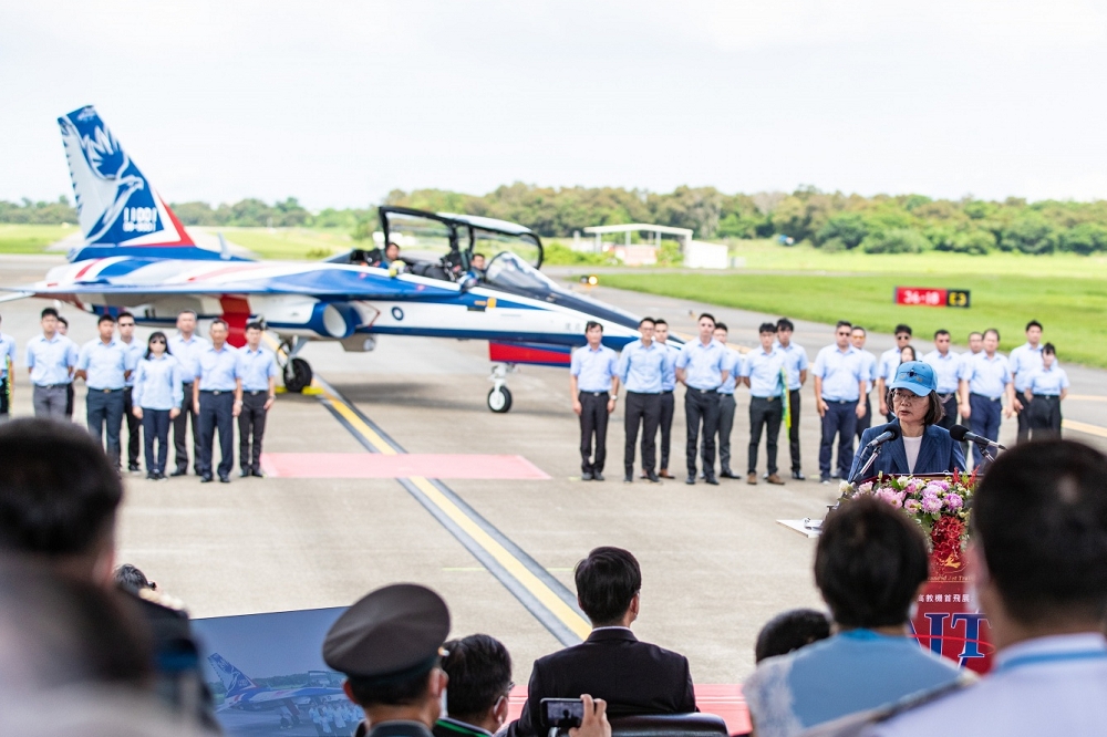 國機國造、首架勇鷹新式高教機22日上午在台中清泉崗機場正式首飛，蔡英文總統主持「新式高教機首飛展示」。（國防部提供）