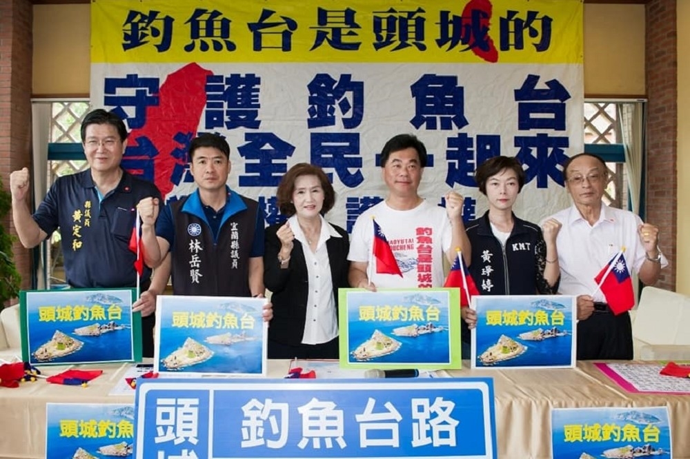 日本石垣市議會22日通過釣魚台更名案，宜蘭縣議員蔡文益（右三）號召7月7日出海保釣。（取自蔡文益臉書）