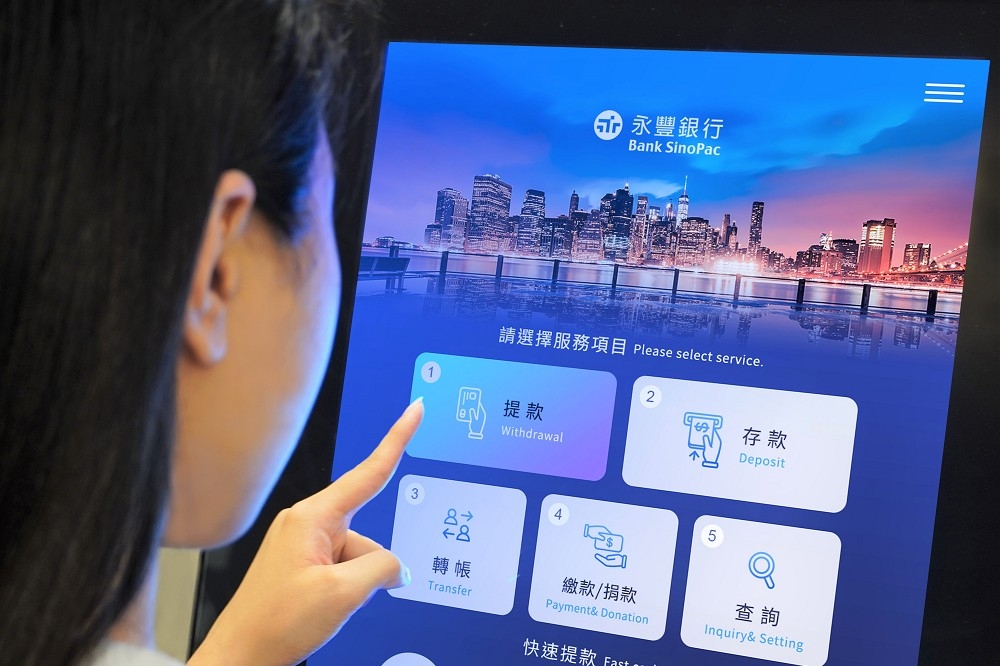 永豐銀行預計於今（2020）年下半年起逐步更新建置19吋大型多點觸控螢幕ATM，提供客戶更優質的自動化服務體驗。(永豐銀行提供)