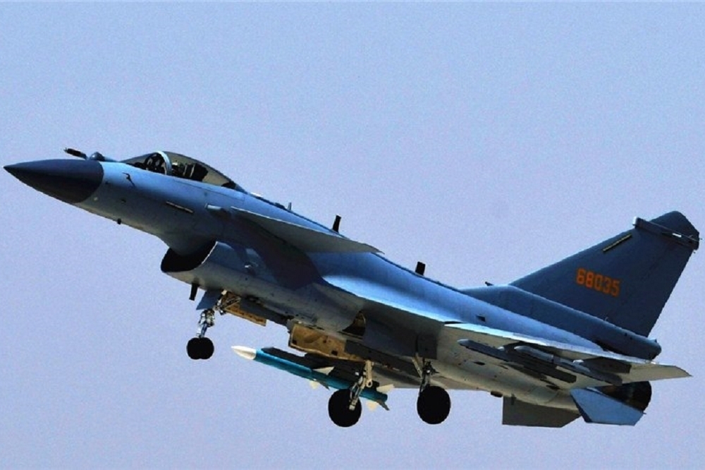 空軍司令部22日表示，中午偵獲中國轟6、殲10型戰機短暫進入台灣西南空域，圖為解放軍殲-10C型戰機。（取自人民日報臉書）