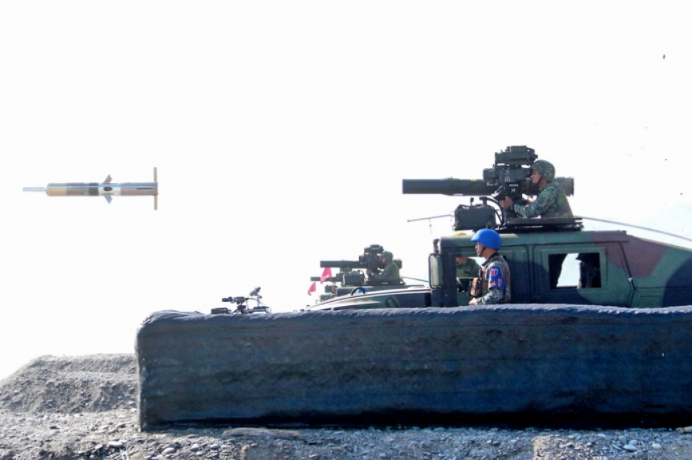 陸戰隊九九旅移訓東沙群島，與當地海巡共同演練各式迫擊砲、機砲。圖為拖式飛彈。（國防部提供）