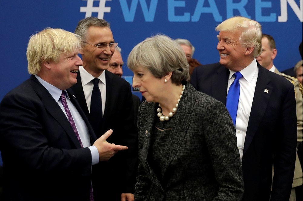 2017年比利時北大西洋公約會議，輔佐英國首相梅伊（右二）的外務大臣強森（左）向美國總統川普（右一）問候。（湯森路透）