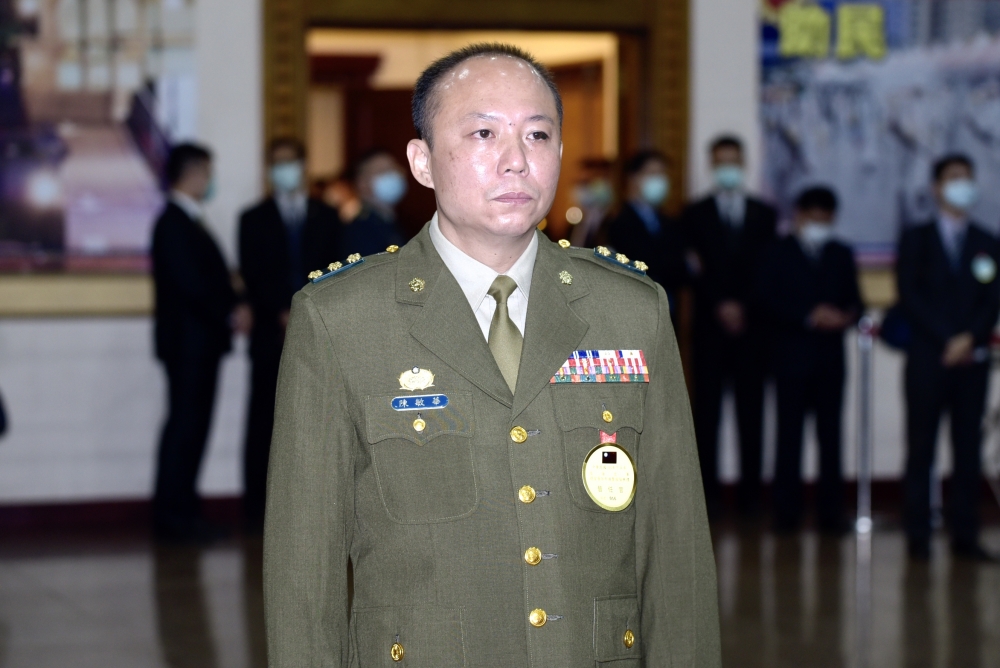 日前因私菸案遭記一大過的陳敏華，23日獲晉升為少將。面對資格的爭議，陳敏華出席典禮前後皆低調不願受訪。（張哲偉攝）