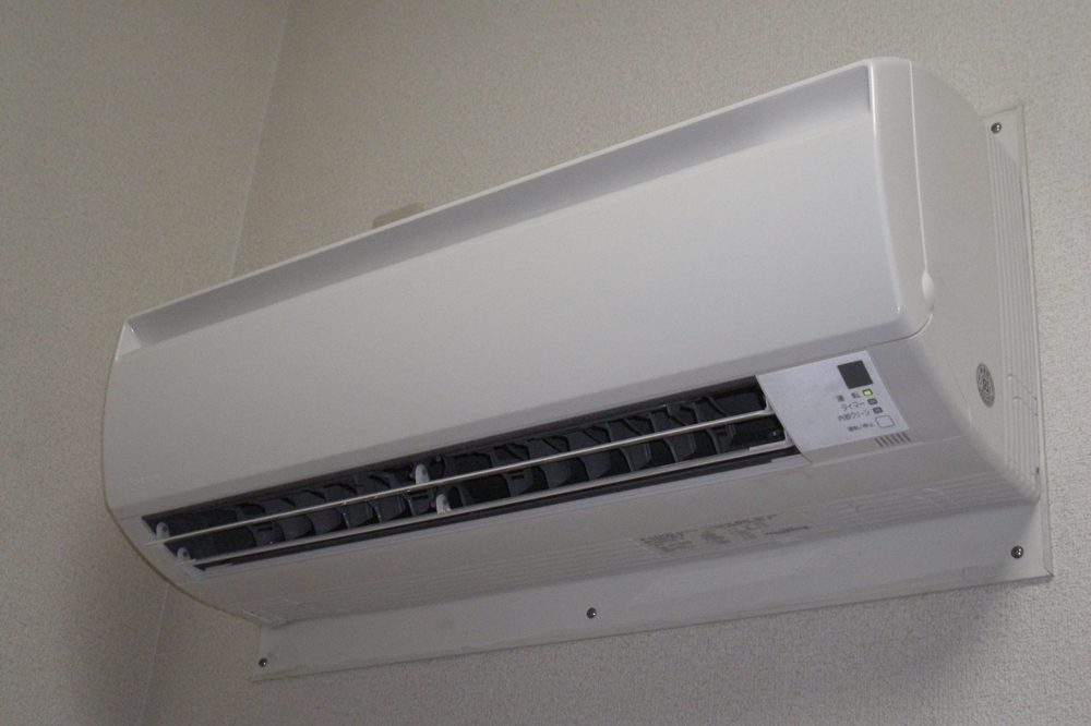 冷氣機示意圖（2007 © rockriver , Air Conditioner @ Flickr, CC BY-SA 2.0.）