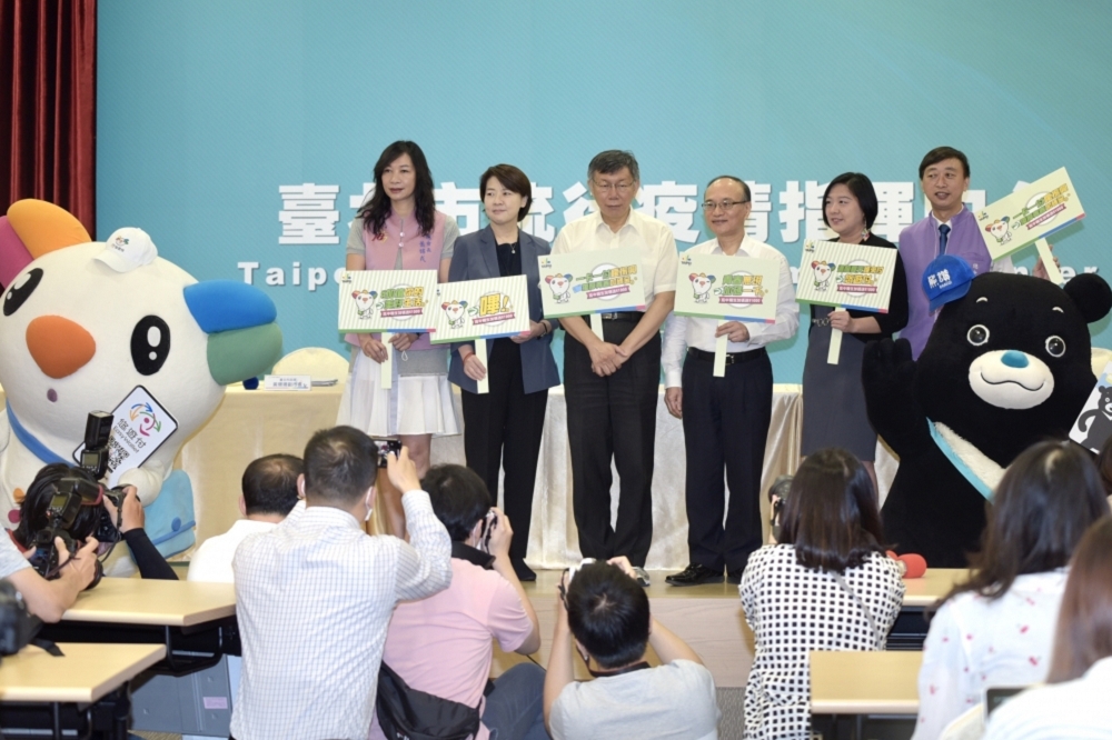 台北市長柯文哲24日公布北市第二波的振興加碼方案，並喊出「一卡一付、掌握自己的路、帶動台灣社會轉型」政策口號。（張哲偉攝）