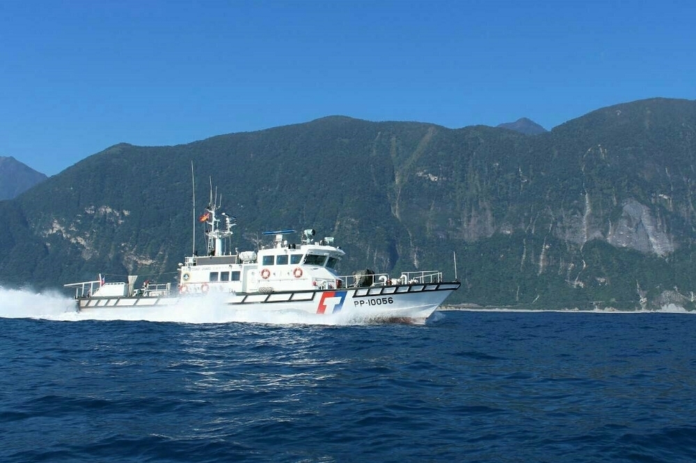 23日我國漁船在台日漁業協議區內作業卻遭日本驅離。對此，外交部表示，政府將採取具體作為堅決捍衛釣魚台列嶼主權。圖為海巡署在釣魚台海域的護漁艦。（海巡署提供）