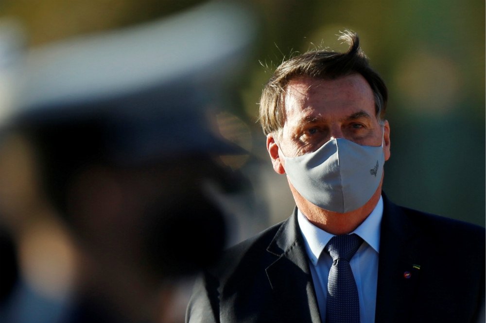 巴西總統波索納洛被法院下令，未來在首都出席公開活動時，必須戴上口罩。（湯森路透）