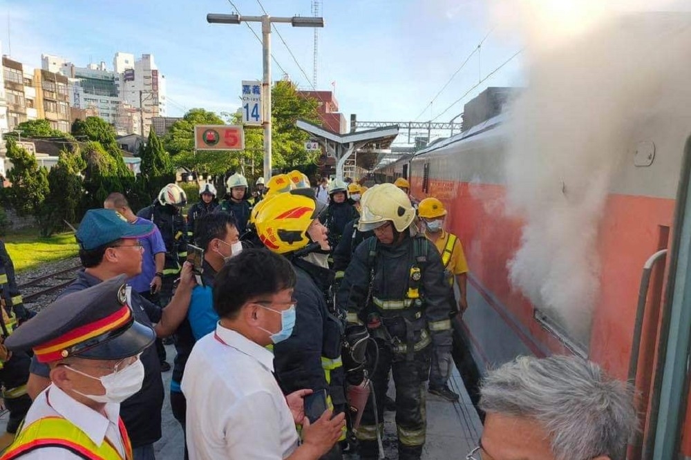 一輛停靠在嘉義火車站的125次自強號列車，於25日17點左右，火車頭竟冒出濃煙。（取自嘉義多一點臉書）