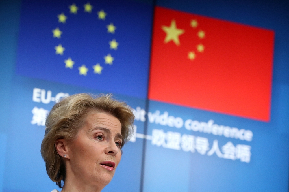 歐盟執委會主席馮德萊恩在歐中峰會當面正告，歐盟「無法容忍」中國藉疫情肆虐之際，對歐洲發動駭客攻擊及假訊息戰。（湯森路透）