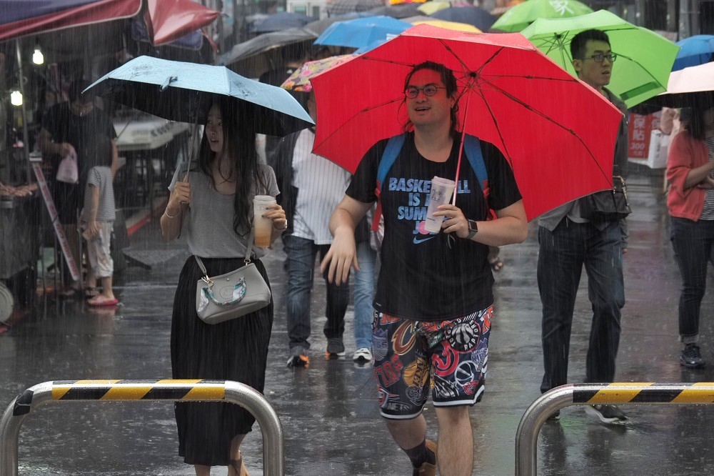 中央氣象局26日針對17縣市發布大雨及豪雨特報，而水利署下午也對台北市信義區、南港區及新北市新莊區發布一級淹水警戒。（資料照片／張家銘攝）