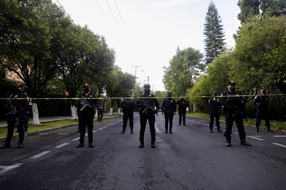 墨西哥公共安全局長哈福奇（Omar Garcia Harfuch）的車隊26日遭到槍手攻擊。（湯森路透）