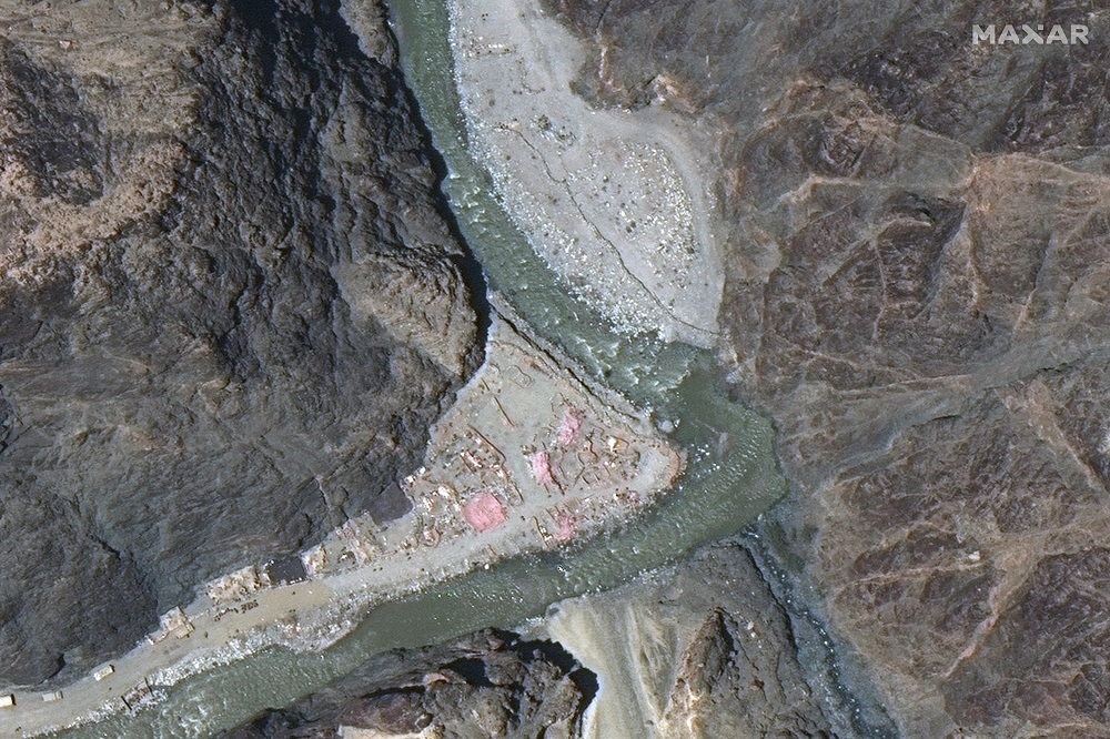 衛星圖像顯示，中印邊界加勒萬河谷（Galwan River Valley）附近，印度軍隊在一方搭建了一道壁壘，中國則擴建一個前哨營地。（湯森路透）