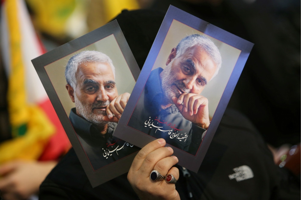 伊朗「聖城軍」領袖蘇雷曼尼1月遭空襲炸死，引發該國民眾激動憤怒的悼念。（湯森路透）