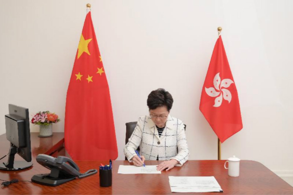 林鄭月娥簽署並將《中華人民共和國香港特別行政區維護國家安全法》刊憲。（圖片取自港府官網）